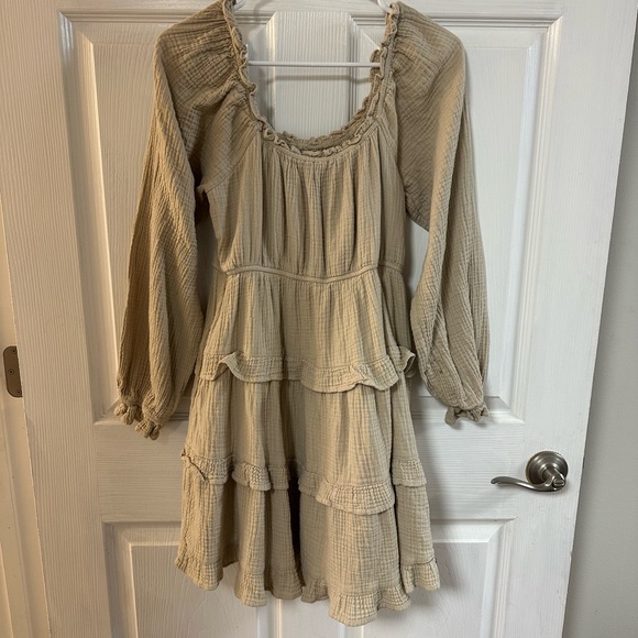 Elegant Beige Tiered Dress - Picture 2 of 3